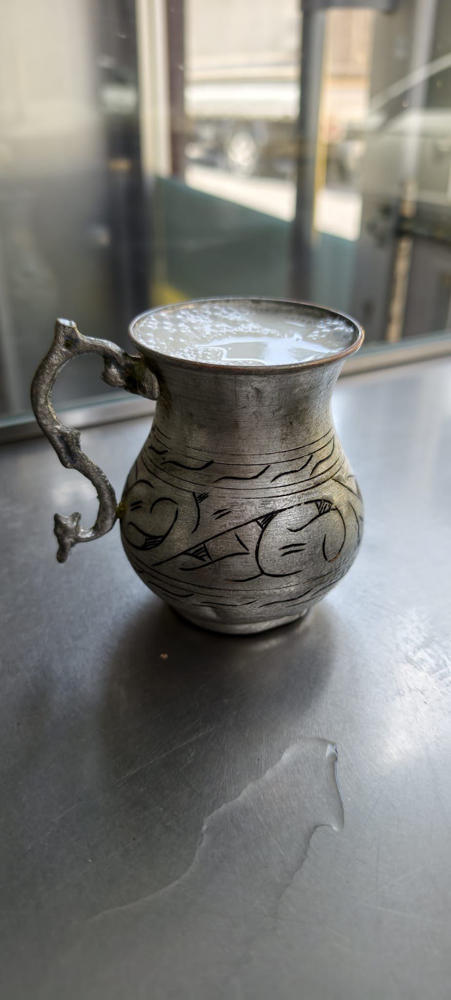 Açık Ayran — Dövme maşrapada, günlük çalkalanmış.