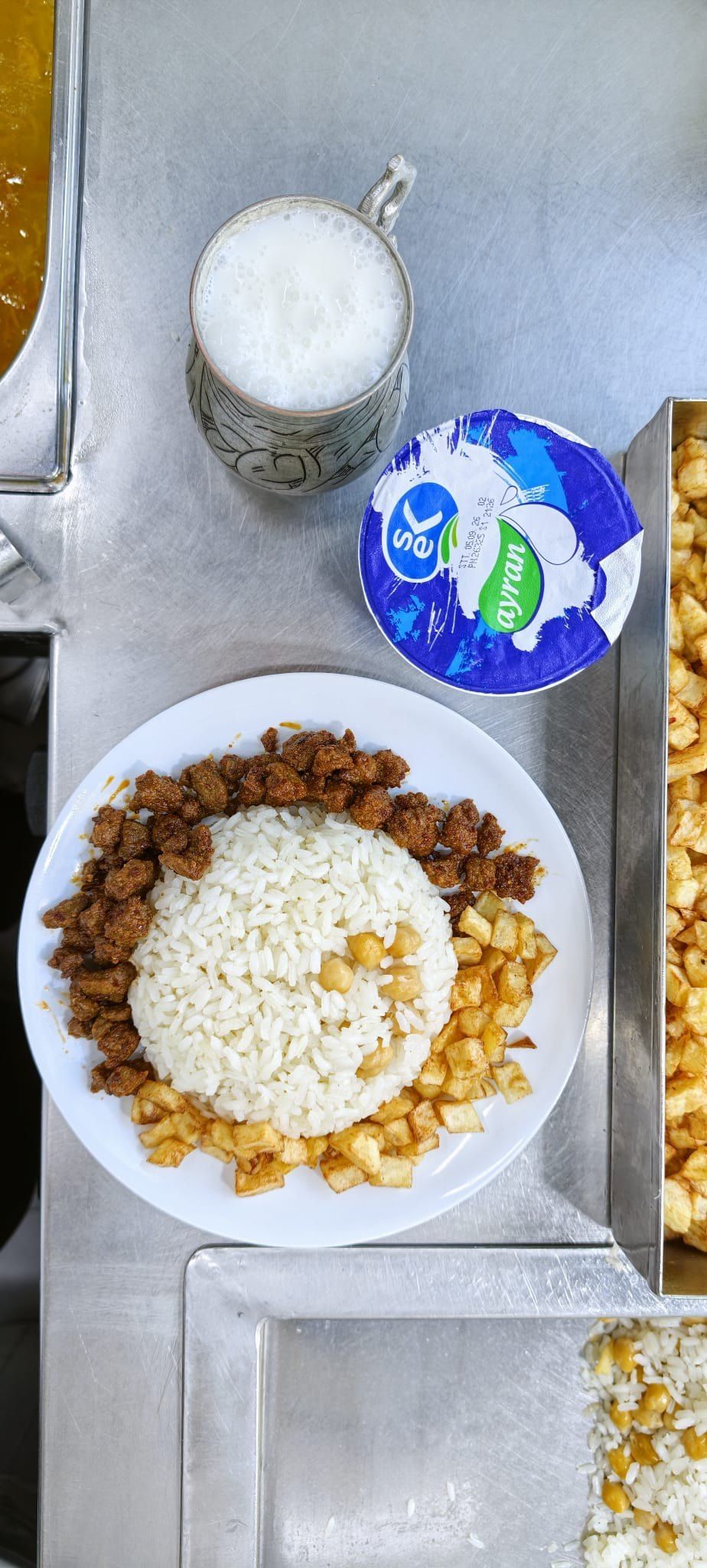 Ciğerli Pilav — Kavrulmuş ciğer, patates ve nohutlu pilav.