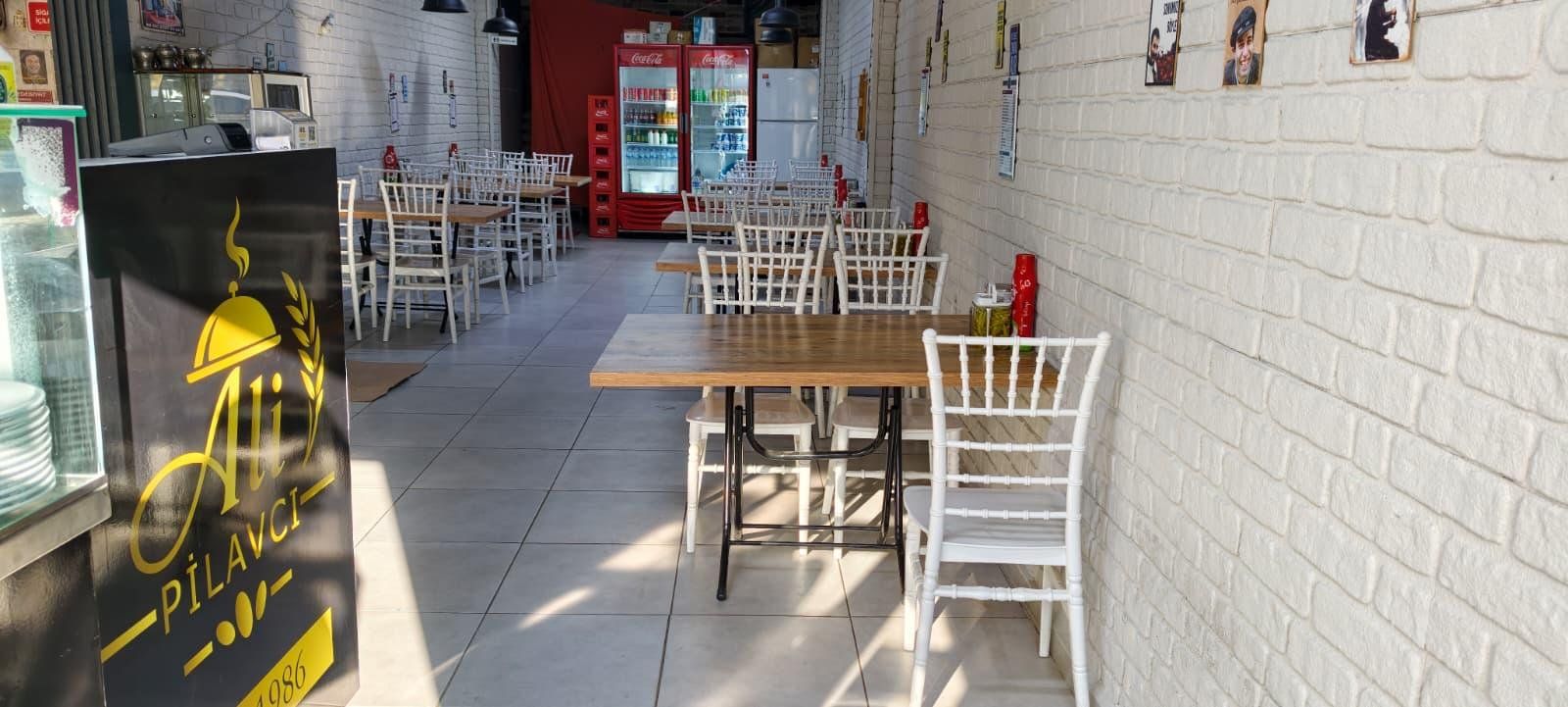 Salonun diğer köşesi, gün ışığı alan pencere kenarındaki masalar