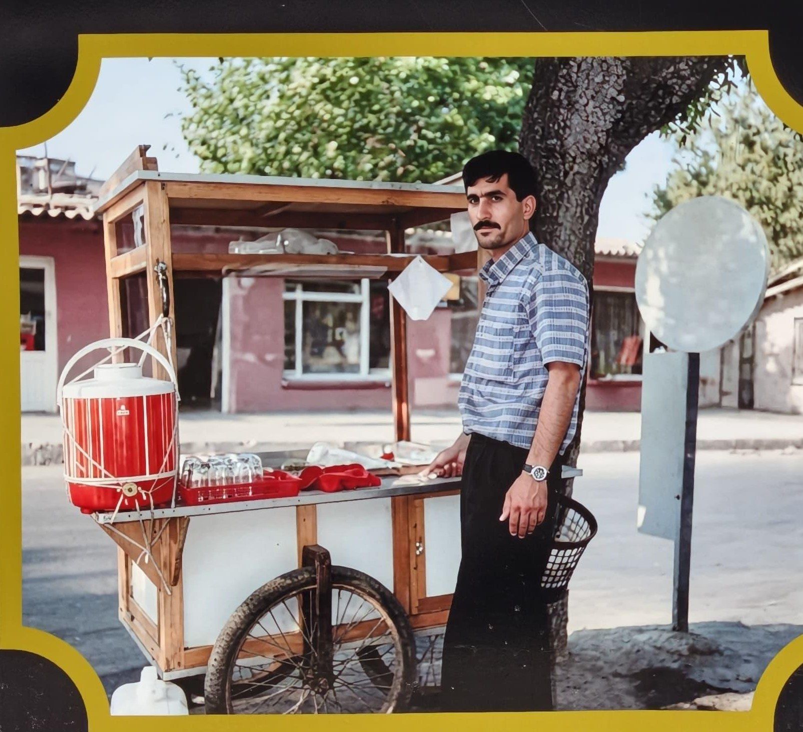 1986 yılında Ali Pilavcı'nın kurucusu, üzerinde kazan ve ayran termosu bulunan ahşap el arabasının başında